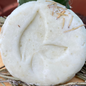 Shampoing solide naturel Kreolity Refresh pour cheveux crépus, cuir chevelu sensible et irrité, fabriqué en Guadeloupe.